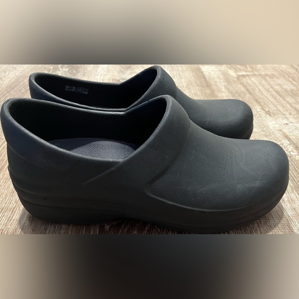 Triple Comfort Black Croc clogs. Sz 6